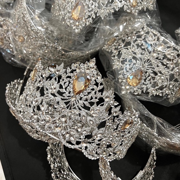 Mouawad Miss Universe Crown -“Power of Unity" rhinestones and silver color crown - Picture 4 of 4